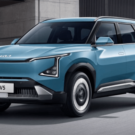 Kia EV5 azul em movimento na estrada.