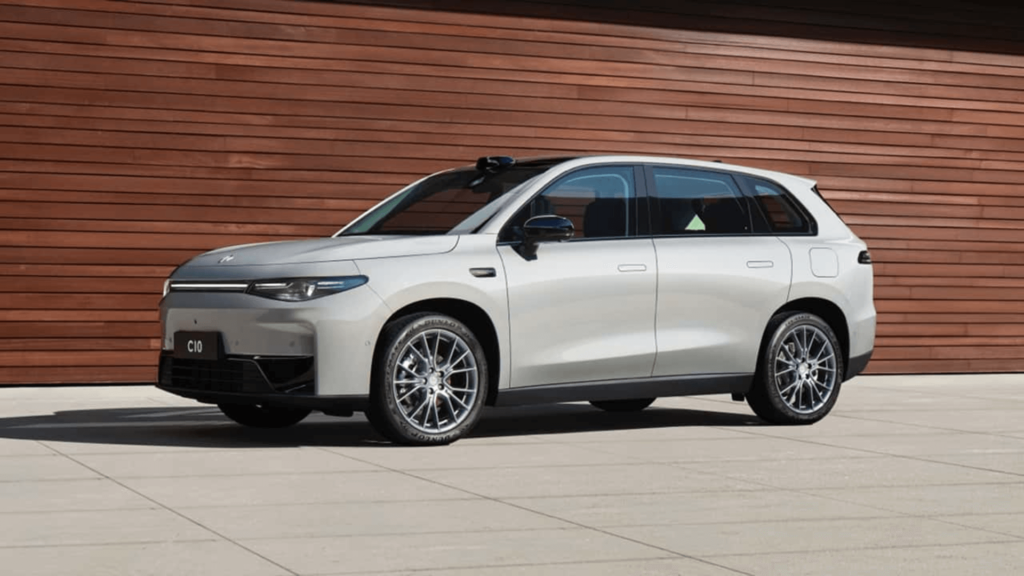 Leapmotor C10 parado na diagonal.