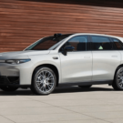 leapmotor c10 parado na diagonal