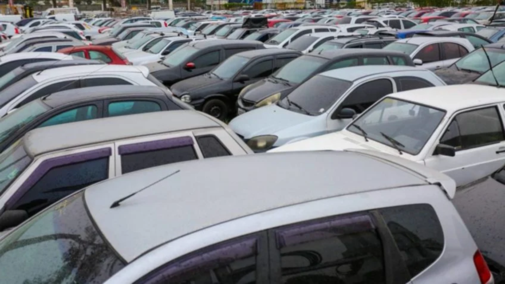 Vários carros estacionados um o lado do outro.