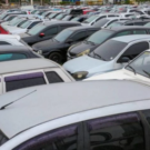 Vários carros estacionados um o lado do outro.
