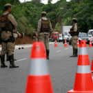 Policiais fazendo uma blitz.