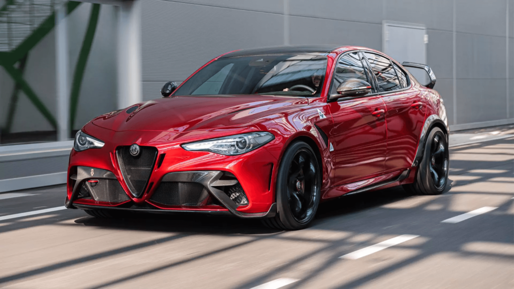 Alfa Romeo vermelho em movimento na estrada.