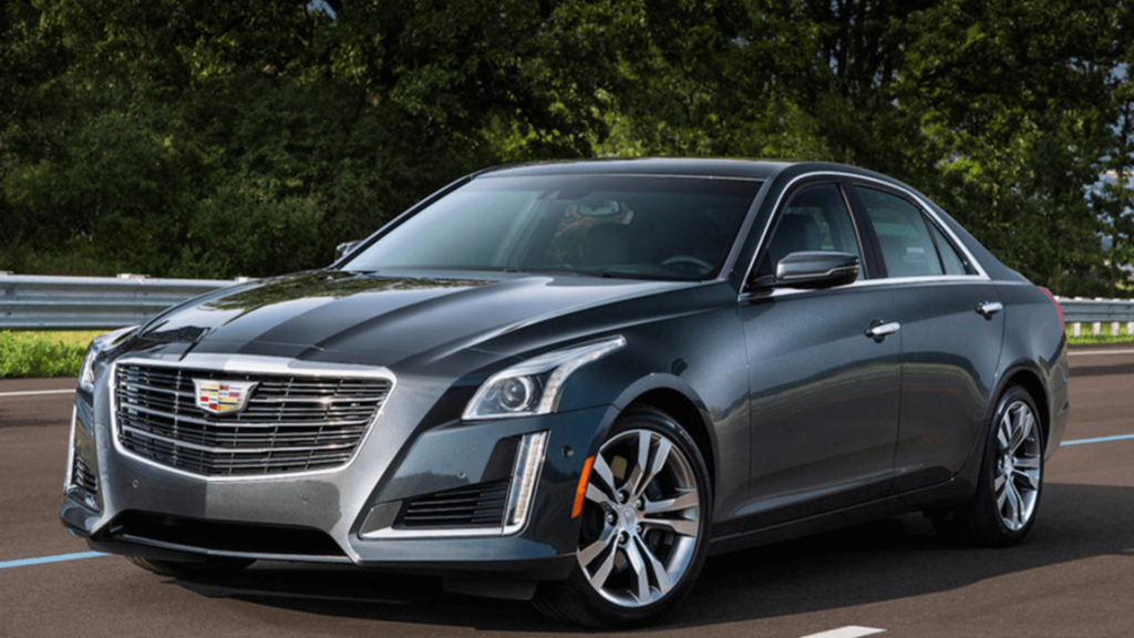 Carro da Cadillac cinza parado na diagonal.