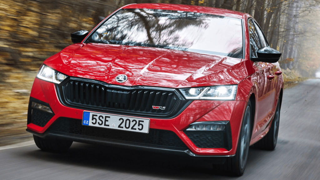 Skoda vermelho em movimento.