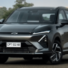 Chevrolet Captiva EV cinza parada na diagonal.