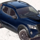 Nissan Frontier azul parado na diagonal.
