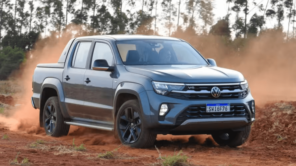 Volkswagen Amarok 2026  cinza em movimento na estrada.