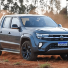 Volkswagen Amarok 2026 cinza em movimento na estrada.