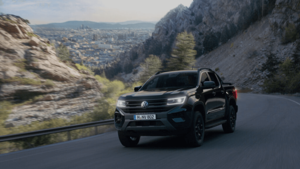 Nova Amarok Dark Label preto fazendo uma curva.