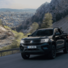 Nova Amarok Dark Label preto fazendo uma curva.