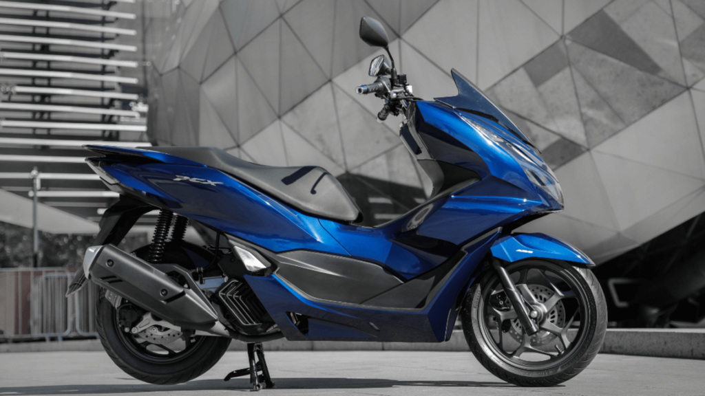 Honda PCX 2026 azul de lado parada.