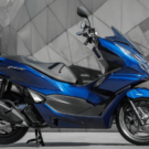 Honda PCX 2026 azul de lado parada.