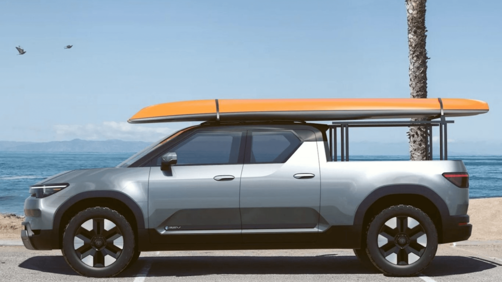 Lateral da picape da Toyota com uma prancha de surf em cima.