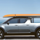 Lateral da picape da Toyota com uma prancha de surf em cima.