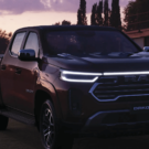 Nova Ram Dakota com os faróis acesos.