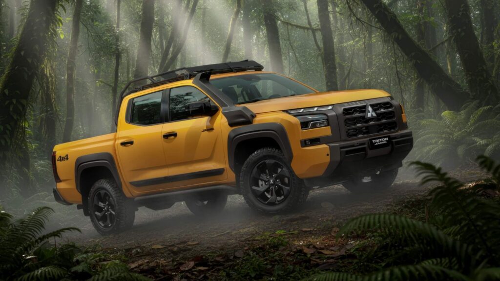 Triton Savana 2026 amarela para no meio da mata.