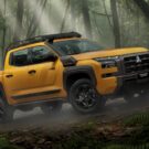 Triton Savana 2026 amarela para no meio da mata.