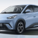 BYD Dolphin 2026 azul parado na diagonal.