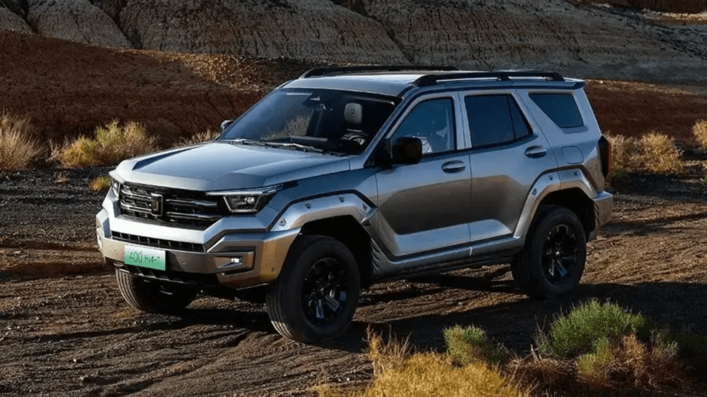 GWM Tank 400 prata parado.