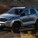 GWM Tank 400 prata parado.