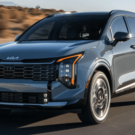 Kia Sportage 2026 cinza em movimento.