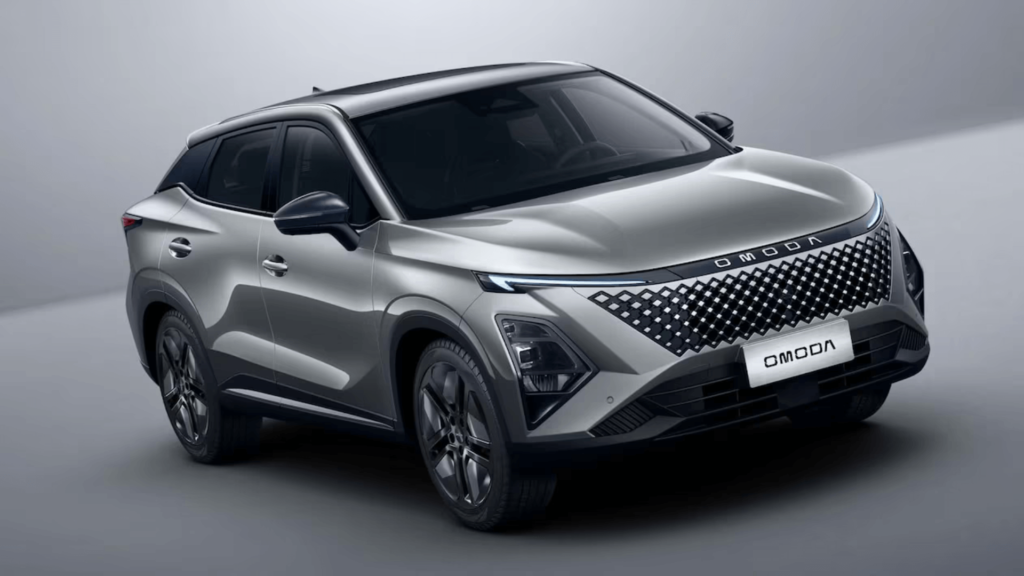 Omoda 5 HEV cinza parado na diagonal no fundo cinza.