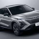 Omoda 5 HEV cinza parado na diagonal no fundo cinza.