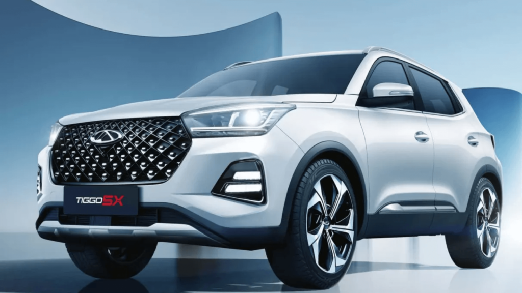 Tiggo 5x 2026 branco parado na diagonal.