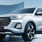 Tiggo 5x 2026 branco parado na diagonal.