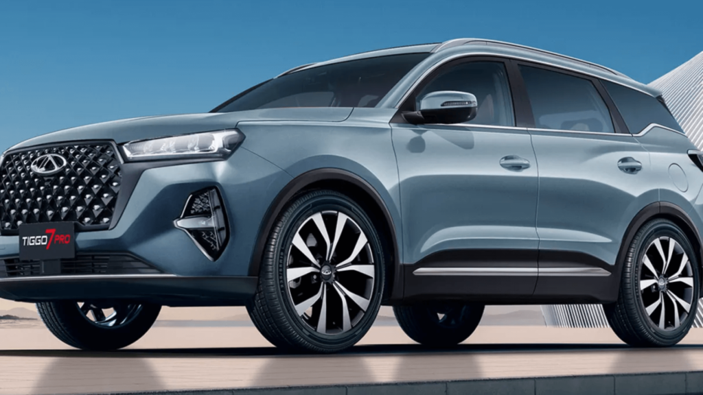 Caoa Chery Tiggo 7 2026 parado na diagonal.