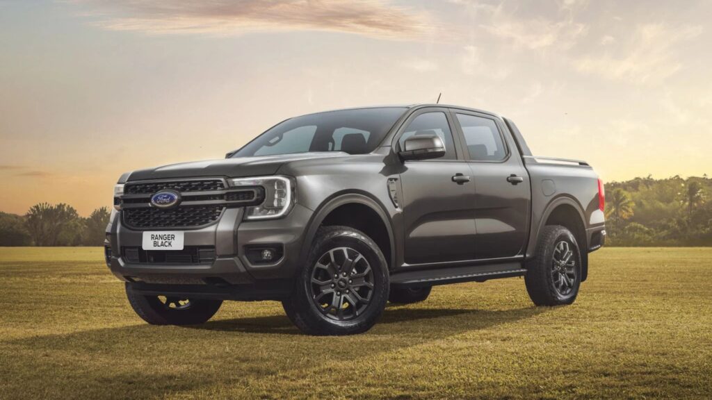 Ford Ranger cinza em cima de um gramado.