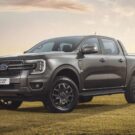 Ford Ranger cinza em cima de um gramado.