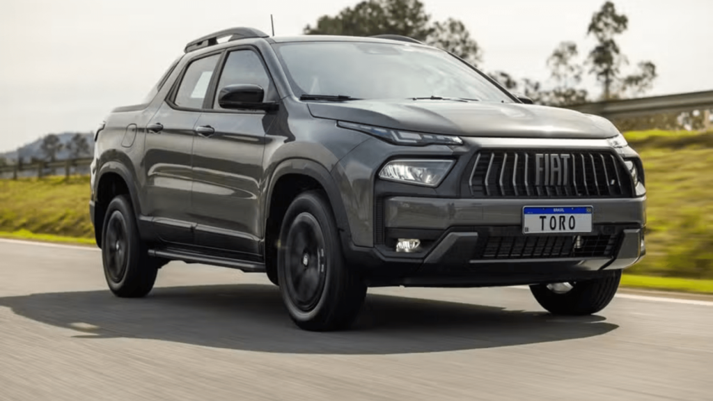 Fiat Toro Ultra 2026 cinza em movimento.