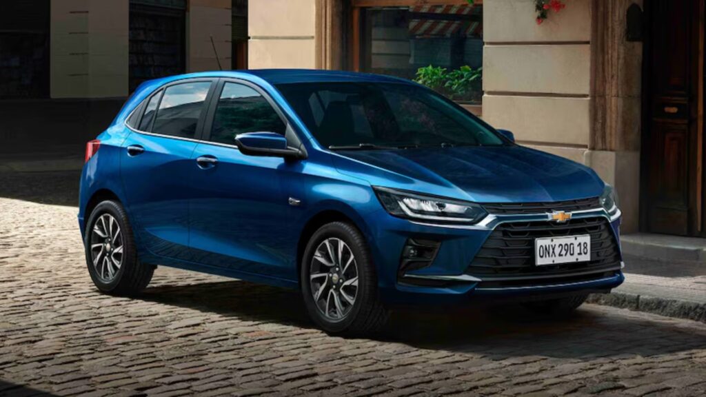 chevrolet onix azul parado na beirada da estrada.