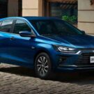 chevrolet onix azul parado na beirada da estrada.