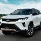 Toyota SW4 branca parada na diagonal.