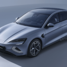 BYD Seal azul parado na diagonal.