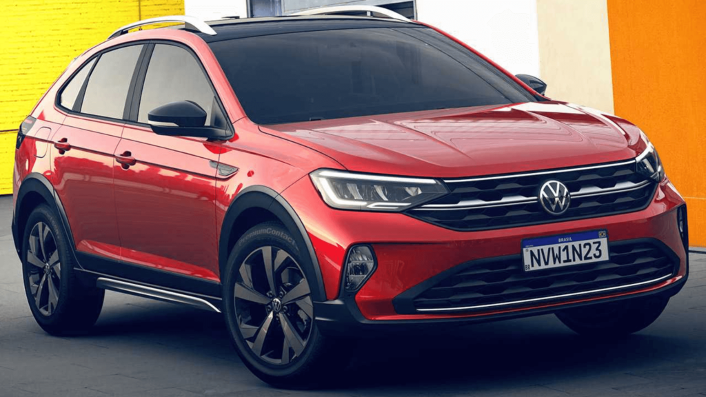 Volkswagen Nivus vermelho parado na diagonal.