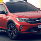 Volkswagen Nivus vermelho parado na diagonal.