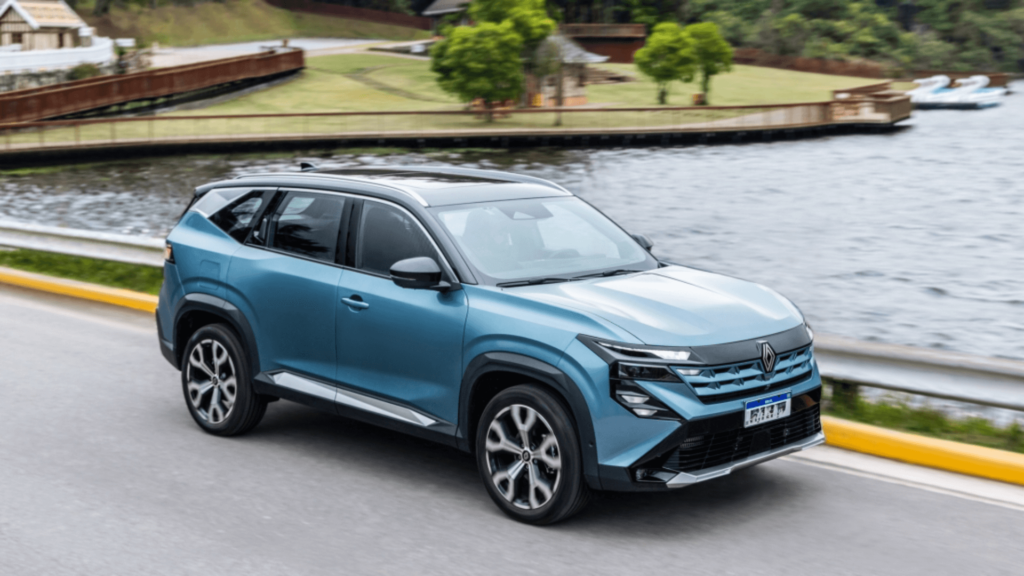 Renault Boreal 2025  azul em movimento na estrada.