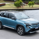 Renault Boreal 2025 azul em movimento na estrada.