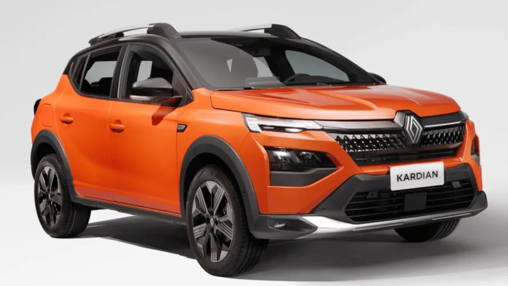 Renault Kardian laranja parado na diagonal no fundo branco.