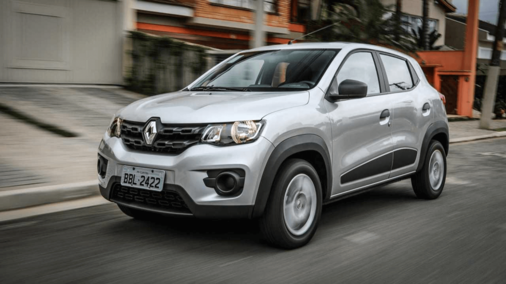 Renault Kwid prata em movimento na estrada.