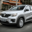 Renault Kwid prata em movimento na estrada.