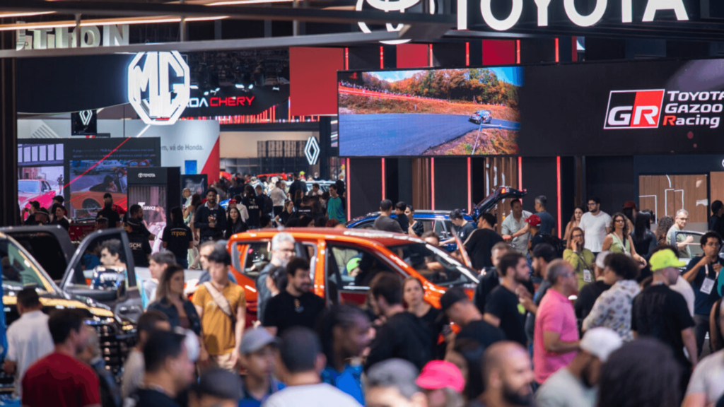 Várias pessoas no Salão do Automóvel.