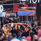 Várias pessoas no Salão do Automóvel.