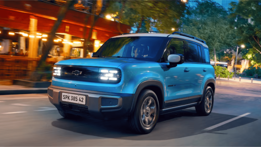 Chevrolet Spark EUV azul em movimento na estrada.
