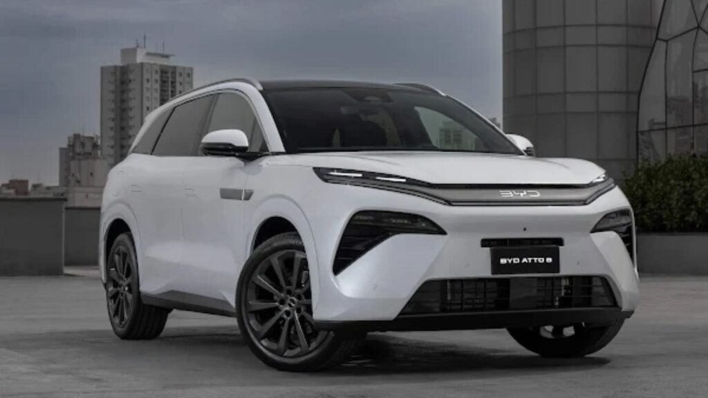 BYD Atto 8 branco parado na diagonal.