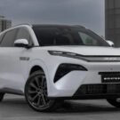 BYD Atto 8 branco parado na diagonal.